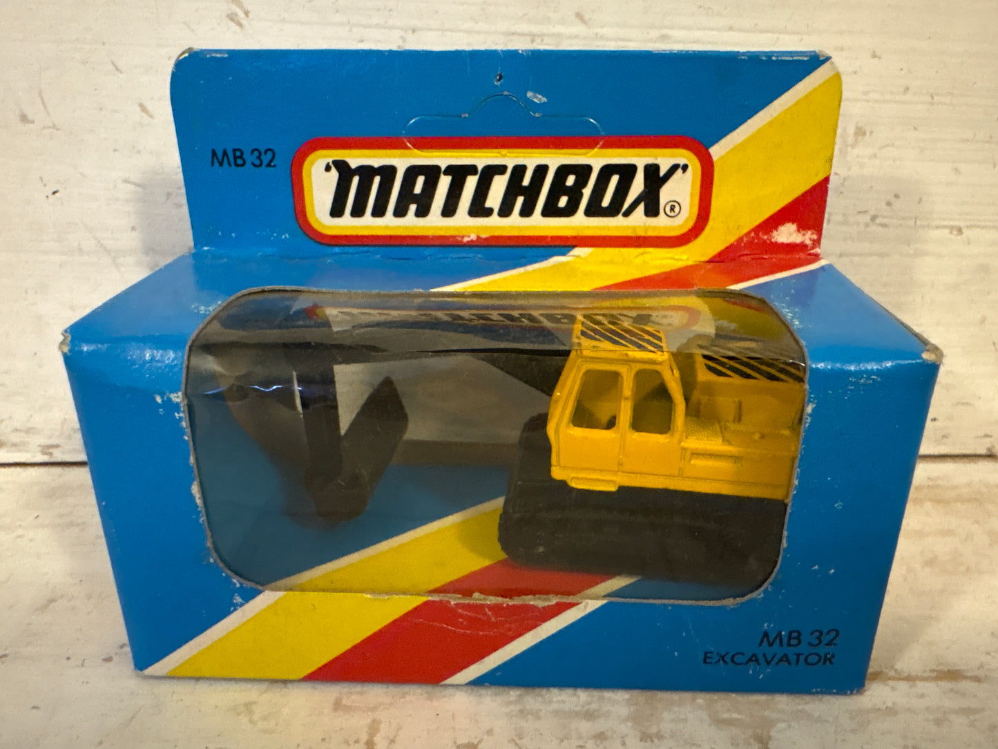 Matchbox - Excavator (yellow/red stripe box)