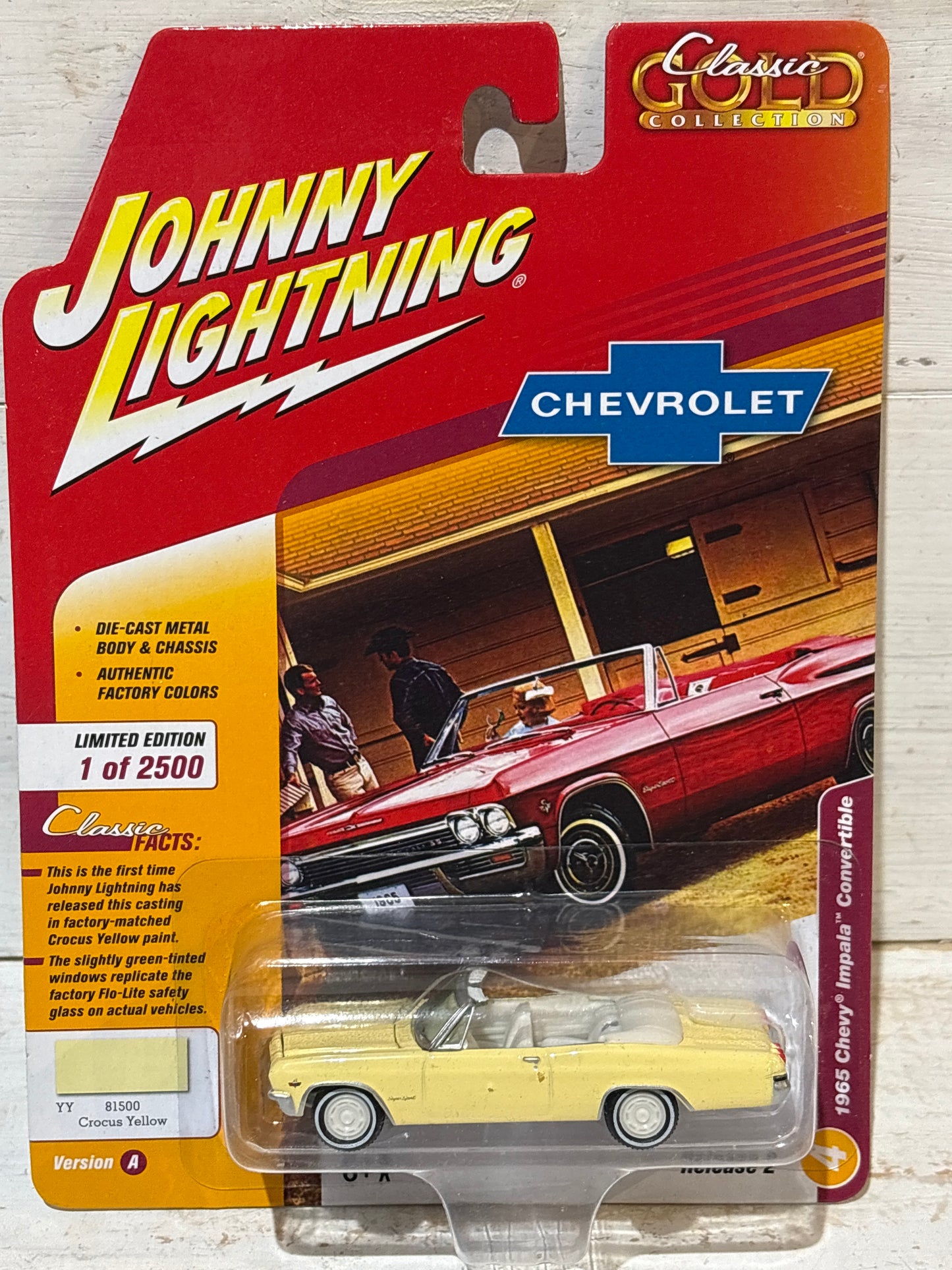 Johnny Lightning - Classic Gold Collection - 1965 Chevy Impala Convertible - White Lightning Chase