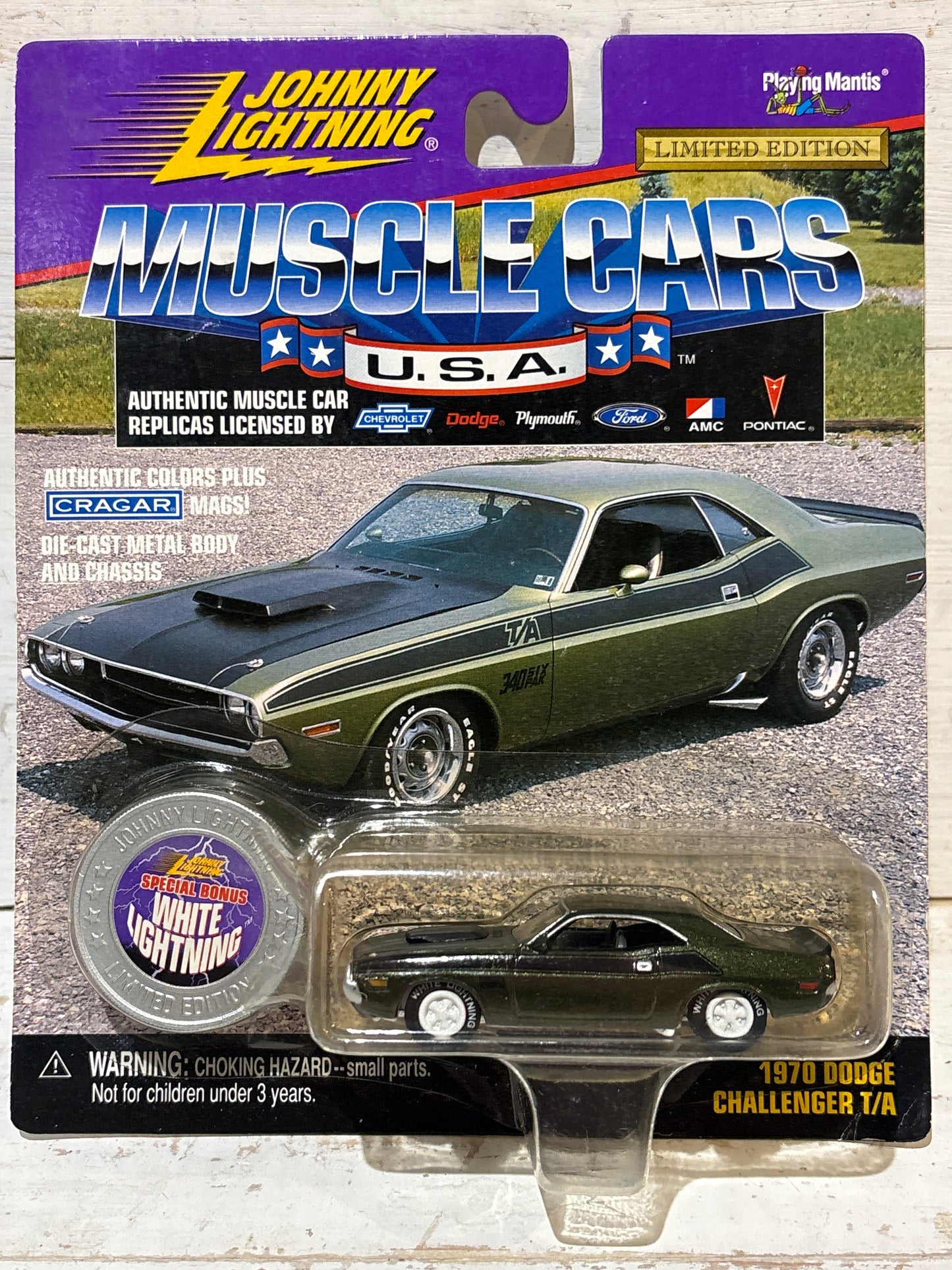 Johnny Lightning - Muscle Cars USA - 1970 Dodge Challenger T/A - White Lightning Chase